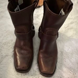 FRYE 8R Harness women’s Boots in warm Brown color - size 6.5